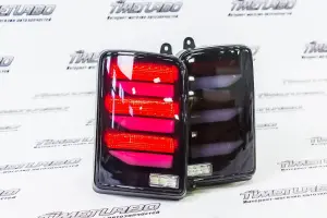 Задние светодиодные фонари Полосы чёрные, с бегающим повторителем для Лада Нива 4x4, Нива 4x4 Урбан