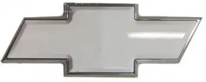 Орнамент шильдик на решетку радиатора нового образца, белый для Шевроле Нива с 2009 г. в. Орнамент шильдик на решетку радиатора нового образца, белый для Шевроле Нива с 2009 г. в.
