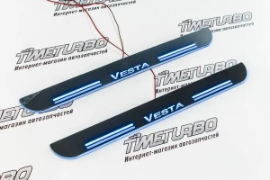Накладки на передние пороги с подсветкой и надписью VESTA для Лада Веста Накладки на передние пороги с подсветкой и надписью VESTA для Лада Веста