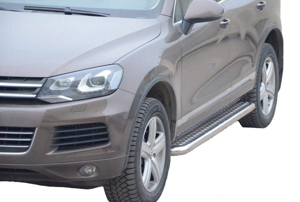 Защита порогов "Техно Сфера" с алюминиевым листом (d 63.5 мм, нержавейка) для Volkswagen Touareg (2010-2014-2016 года выпуска)