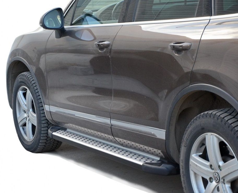 Пороги "Техно Сфера" алюминиевые с резинкой "Бумер" для Volkswagen Touareg (2010-2014-2016 года выпуска)